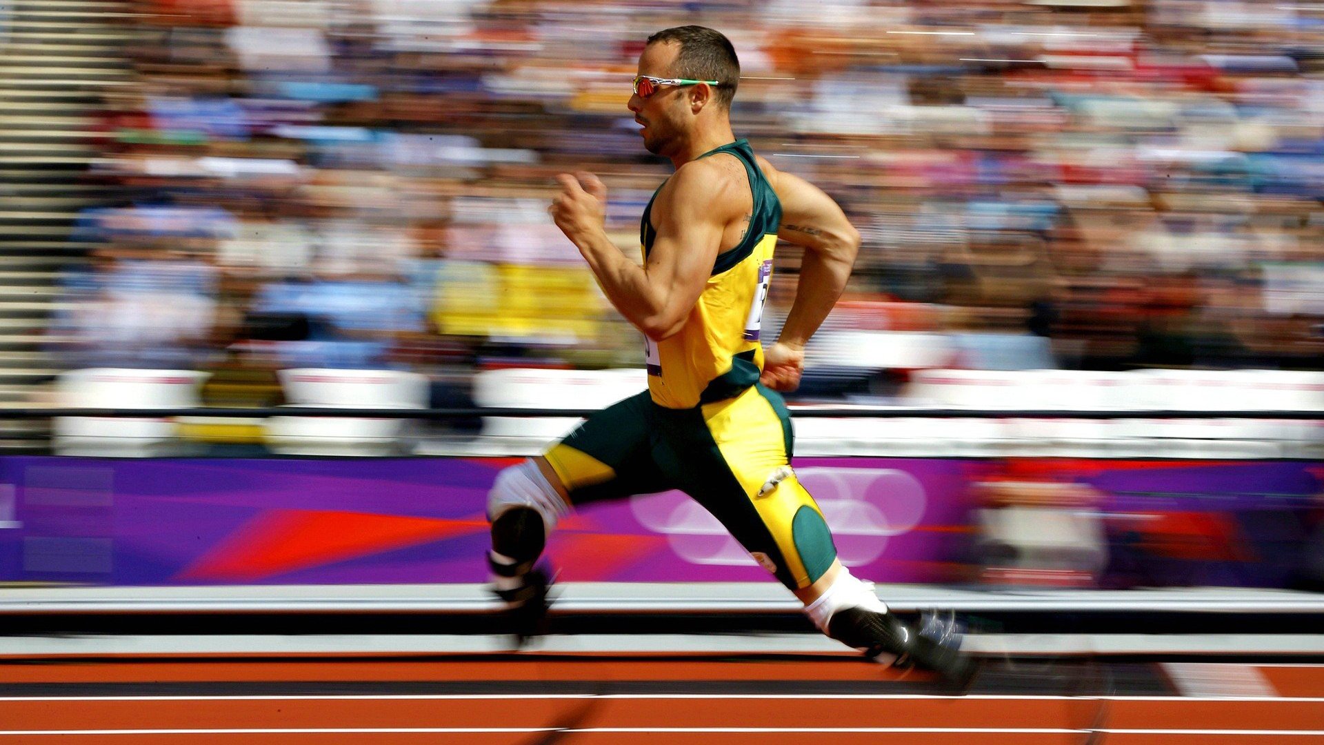 F1赛车赛场焦点！中国队对阵俄罗斯队，意外判罚引发热议，比赛氛围紧张